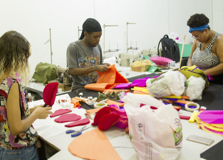 Casa da Mulher recebe Oficina de Carnaval sobre customização de looks