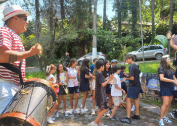 Teatros, filmes e brincadeiras; confira o que você pode fazer com o seu filho durante as férias