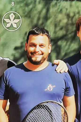 O esportista se consagrou como instrutor de tênis e, aos 31 anos, já era reconhecido como o técnico Master mais jovem do Brasil. Foto - Reprodução/Redes sociais