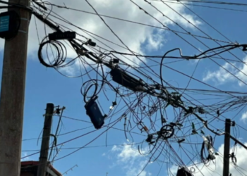 Fios soltos e emaranhados em postes chamam atenção em Itapetininga