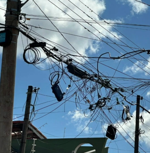 Fios soltos e emaranhados em postes chamam atenção em Itapetininga