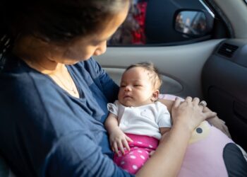 Posso andar com bebê no colo no banco de trás?