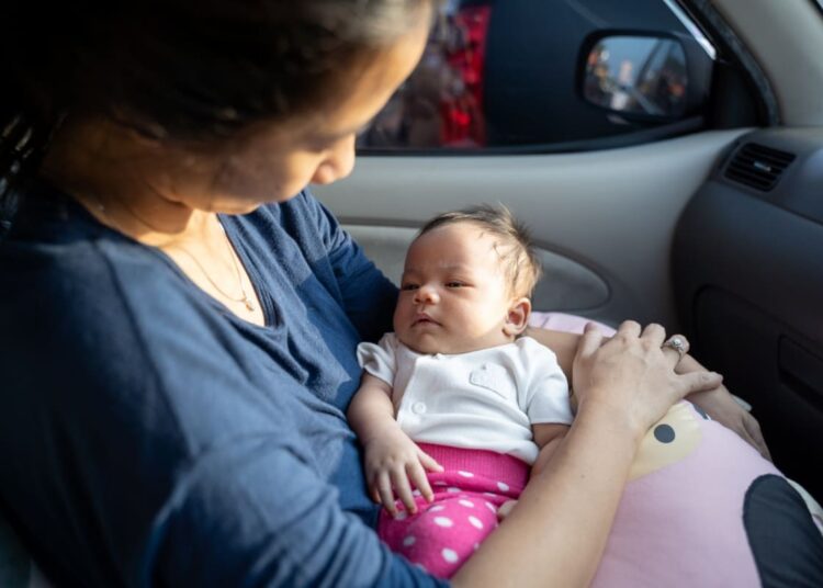 Posso andar com bebê no colo no banco de trás?