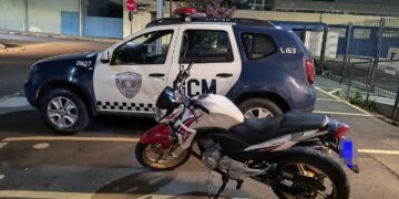 Após conseguirem interceptar o veículo, foi identificado que ambos, piloto e passageiro, eram menores, e que o condutor não possuía carteira de habilitação. Foto - Divulgação