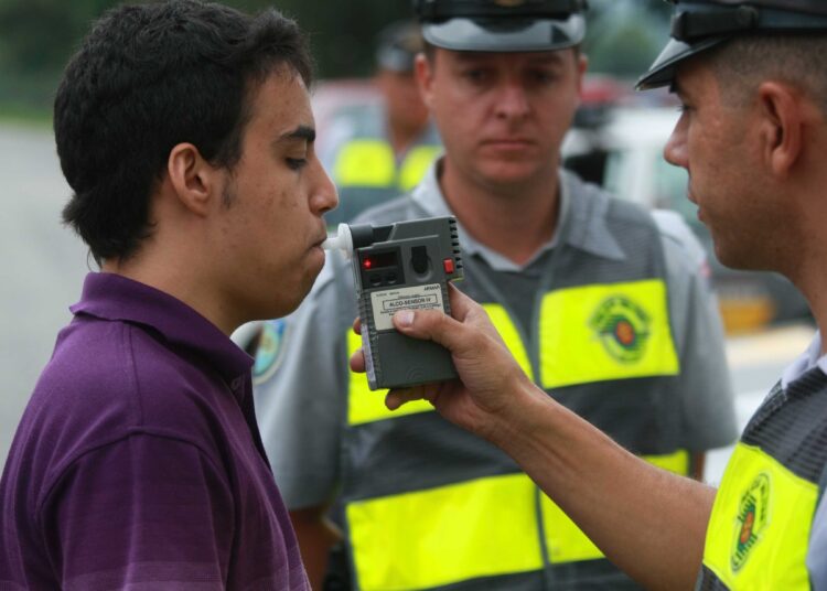 Sou obrigado a fazer o teste do bafômetro? O que acontece se eu me recusar?