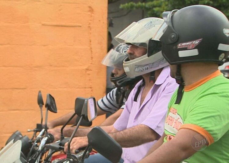 Transitar com viseira aberta gera multa?