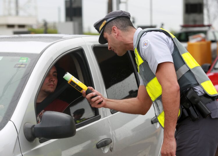 Emprestei meu carro e o motorista foi pego bêbado: posso ser responsabilizado?