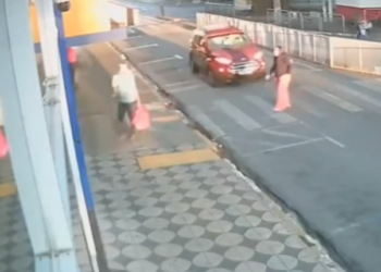 A vítima, que utilizava uma bengala para se locomover, atravessava na faixa de pedestres no momento do acidente. Foto - Reprodução/Internet