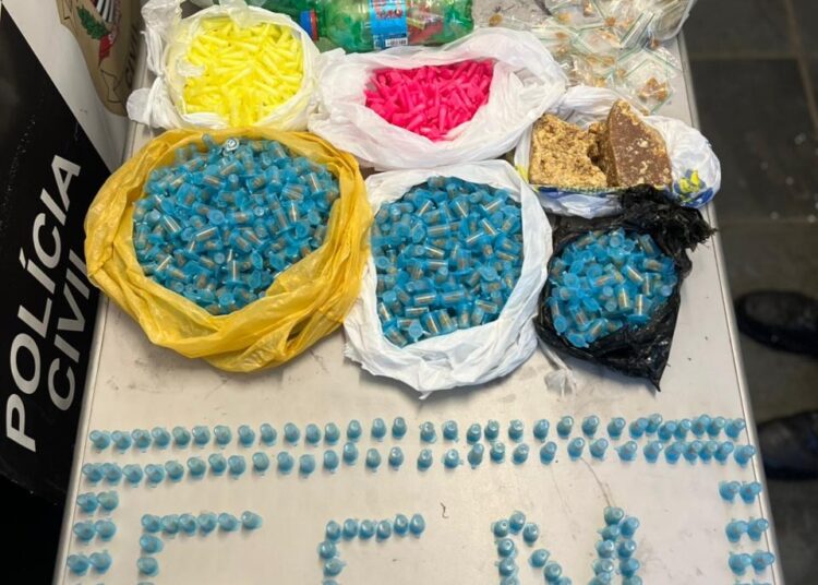 Mais de 1,6 mil porções de drogas são apreendidas em ação na Vila Arruda