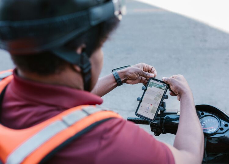 Motoboy pode usar celular para GPS enquanto pilota?