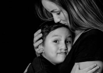 Fotógrafa promove exposição inédita sobre desafios e vivências de mães atípicas