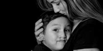 Fotógrafa promove exposição inédita sobre desafios e vivências de mães atípicas