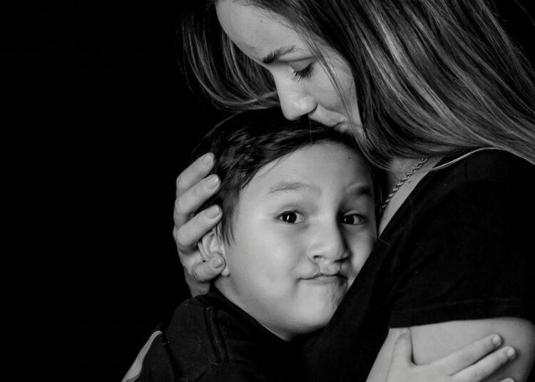 Fotógrafa promove exposição inédita sobre desafios e vivências de mães atípicas