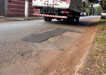 Moradores reclamam de buracos e remendos em ruas de Itapetininga