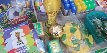 Febre da Copa do Mundo, álbum de figurinhas impulsiona vendas e reúne colecionadores em Itapetininga