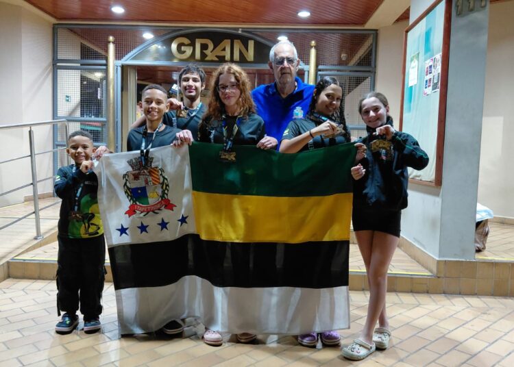 Atletas itapetininganos sobem ao pódio em campeonato de natação