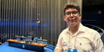 Jovem itapetiningano conclui primeiro ano em universidade dos EUA e defende valorização da educação pública